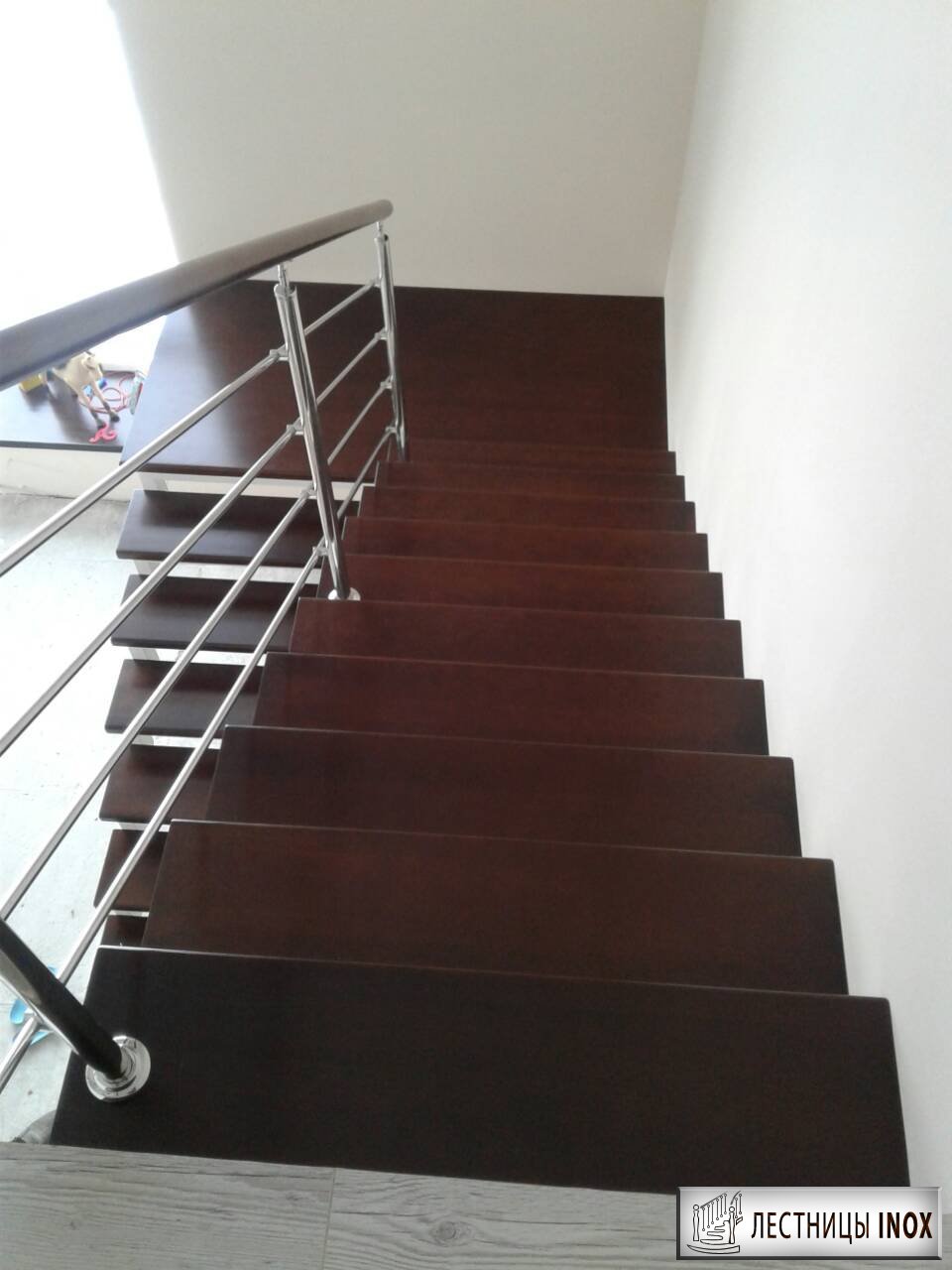 поворотная лестница на этаж