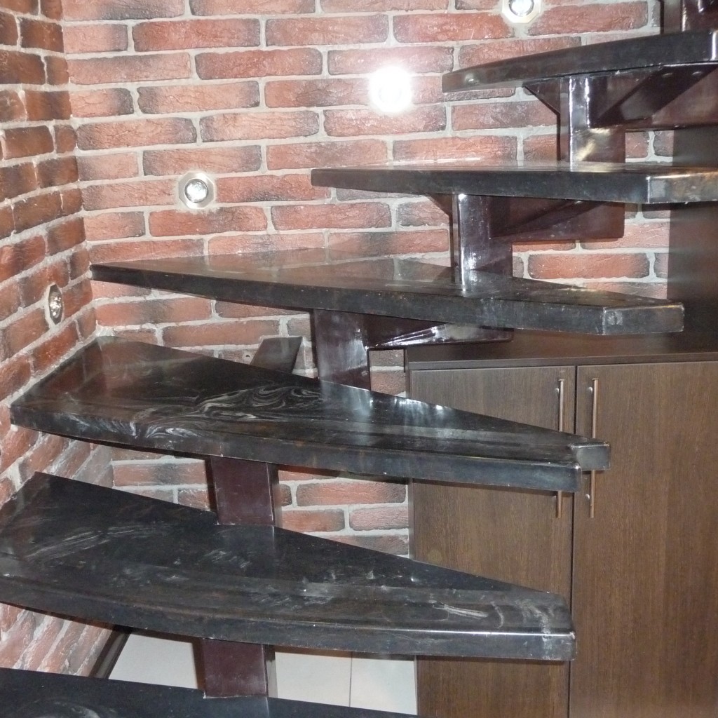 лестница с мраморными ступенями INOX