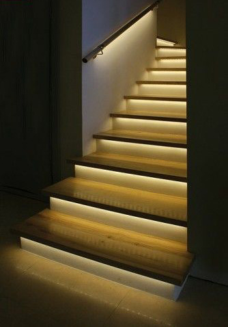 LED-подсветка ступений и перил на лестнице в доме
