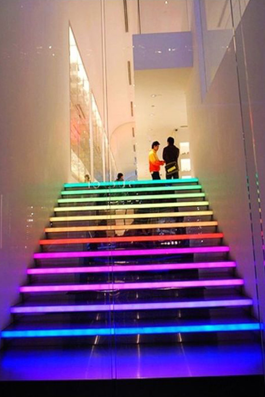 Светодиодная лента на лестнице как источник освещения в Ульяновске