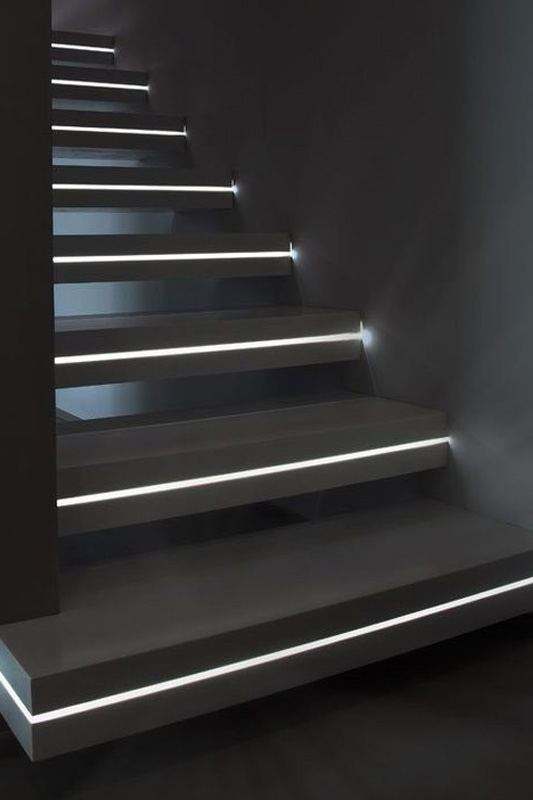 Светодиодная лента на лестнице как источник освещения